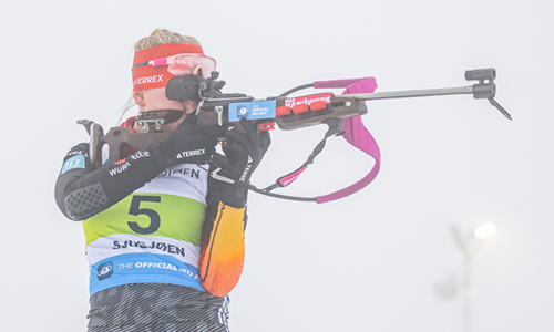 Julia Tannheimer: Biathletin und 3-fache Jugendweltmeisterin 22/23. Beim Biathlon IBU-Cup Massenstart 2023 in Sjusjoen (Nor) belegte sie den ersten Platz. Bild: Augustin Authamayou